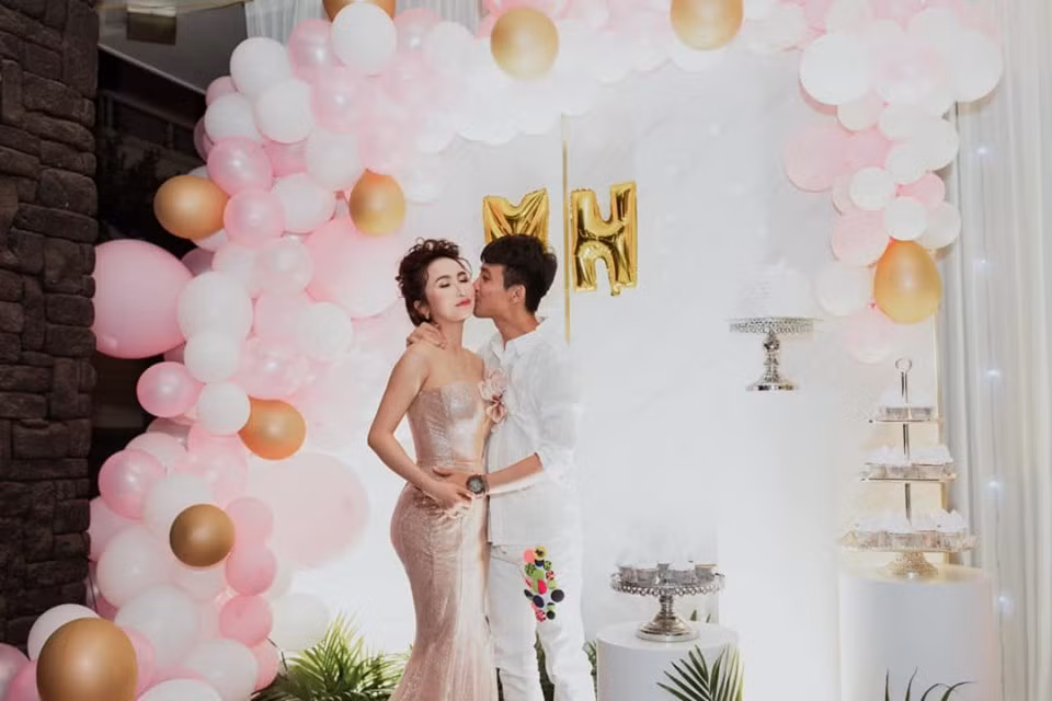 Bên cạnh sự nổi tiếng bởi dàn siêu xe, Minh Nhựa còn được biết đến là người "mê" vợ. Vừa qua, đại gia Sài Thành đã khoe loạt ảnh kỉ niệm ngày anh cầu hôn vợ vô cùng tình tứ khiến dân tình không khỏi trầm trồ.