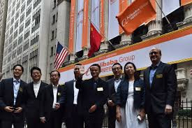 Tháng 9/2014, đế chế Alibaba niêm yết trên Sàn chứng khoán New York, huy động được 25 tỷ USD – lớn nhất thế giới thời đó. Đến nay, mã này đã tăng hơn 150% so với giá niêm yết 68 USD. Ảnh: TNW.