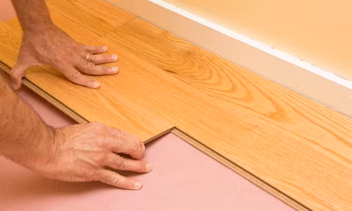 Lý giải cho vấn đề này, một ngườ dùng Reddit cho biết: "Chúng tôi thuê một nhóm thợ lát sàn gỗ và chuẩn bị sẵn những tấm ván sàn bằng gỗ sồi.