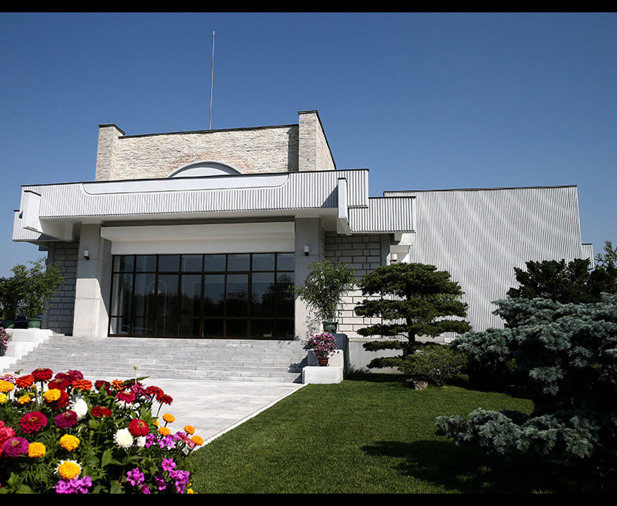 Cựu lính gác tại một biệt thự của ông Kim Jong-un, Lee Young-kuk, tiết lộ rằng ông Kim có ít nhất 8 “cung điện” bên ngoài thủ đô Bình Nhưỡng.