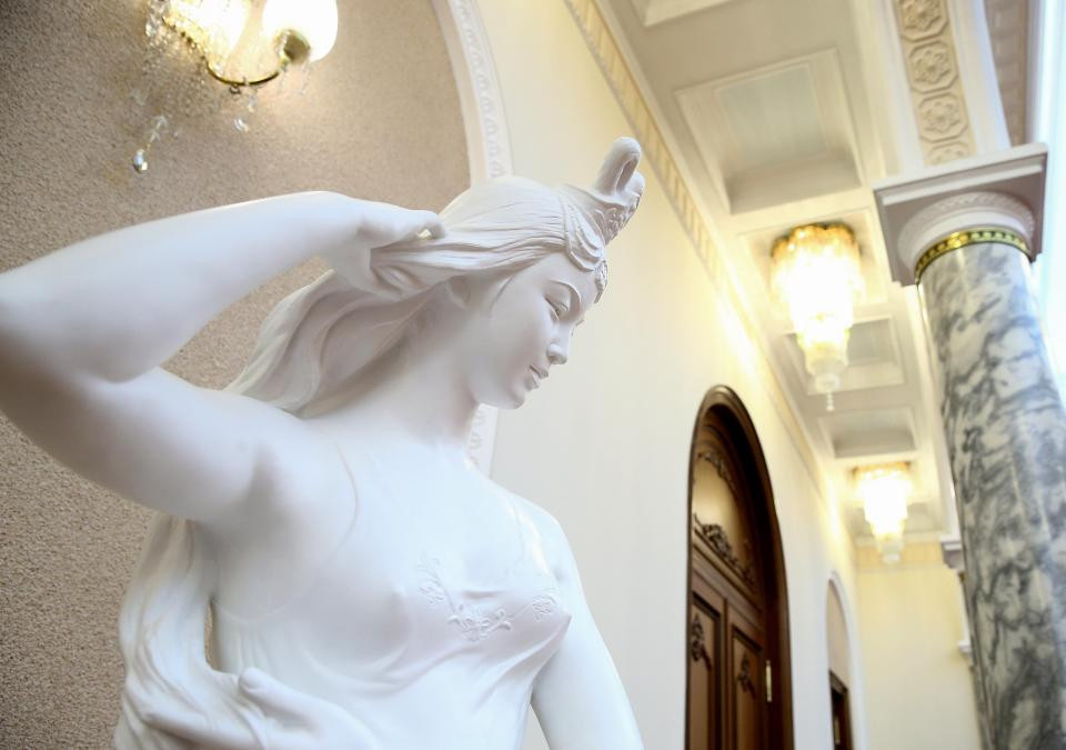 Có nhiều bức tượng nằm rải rác quanh dinh thự.