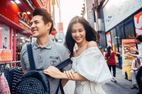 Ngoài ra, Đông Nhi còn đi du lịch cùng Ông Cao Thắng đến nhiều nơi trên thế giới, ghé thăm nhiều địa điểm sang chảnh, đắt giá. Nguồn ảnh: Internet.