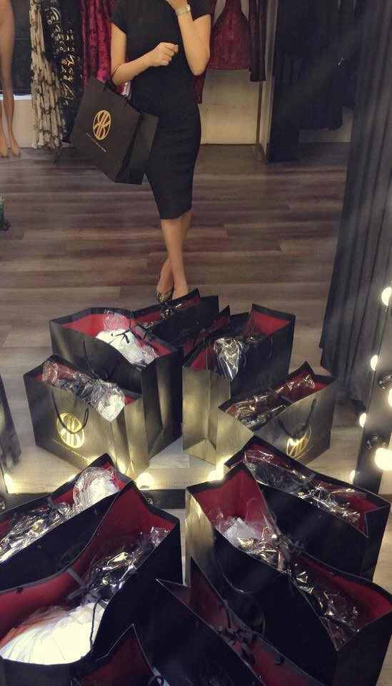 Không phải người thích khoe đồ hiệu, nhưng không ít lần Đông Nhi khiến khán giả trầm trồ khi diện những món đồ đắt tiền khi dự event.