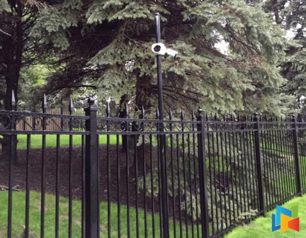 Hàng rào sắt bên ngoài căn nhà.