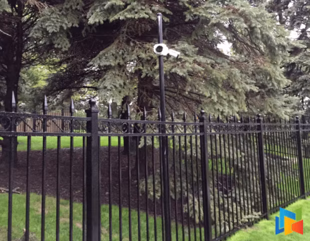 Hàng rào sắt bên ngoài căn nhà.