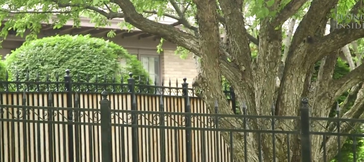 Bên ngoài nhà có hàng rào và gắn camera an ninh.