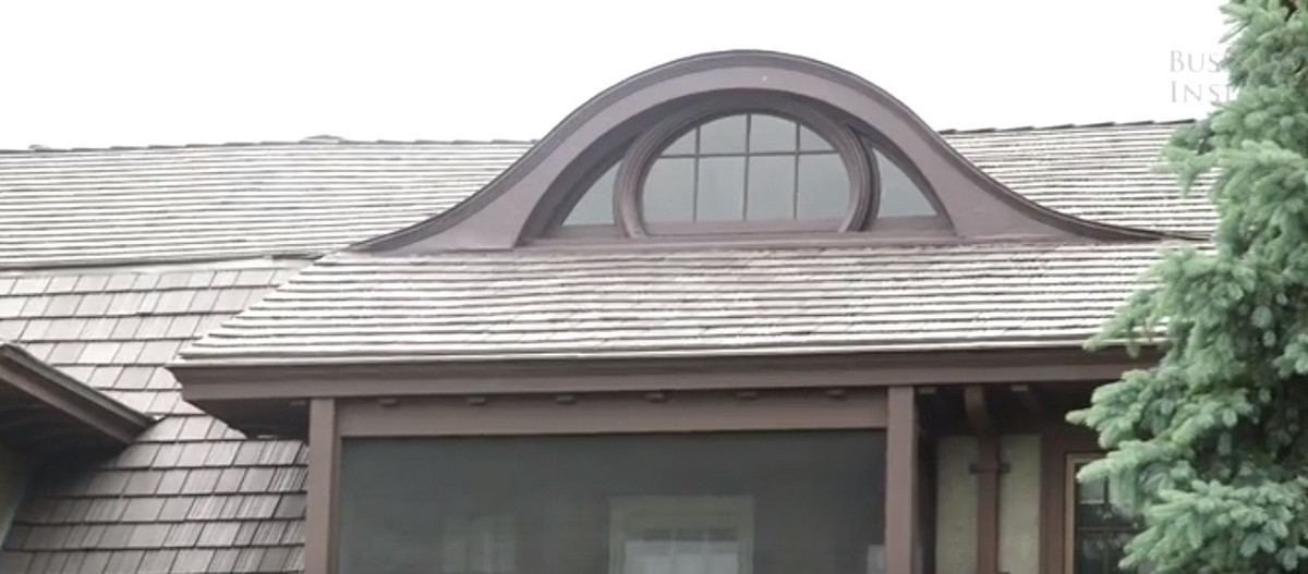 Ngôi nhà rộng 610,37m2, gồm 5 phòng ngủ, 2 phòng tắm lớn và 1 nhỏ.