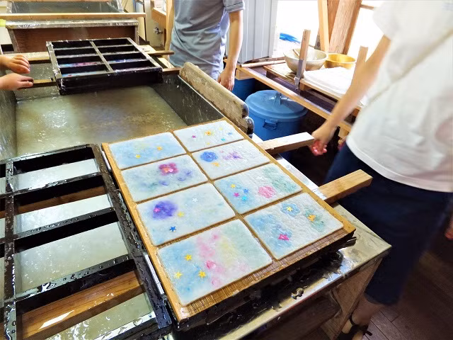 Giấy Washi làm thủ công rất bền, được sử dụng làm đèn lồng, ô dù Nhật Bản hay bao bì...Nguồn ảnh: Kurotaniwashi.