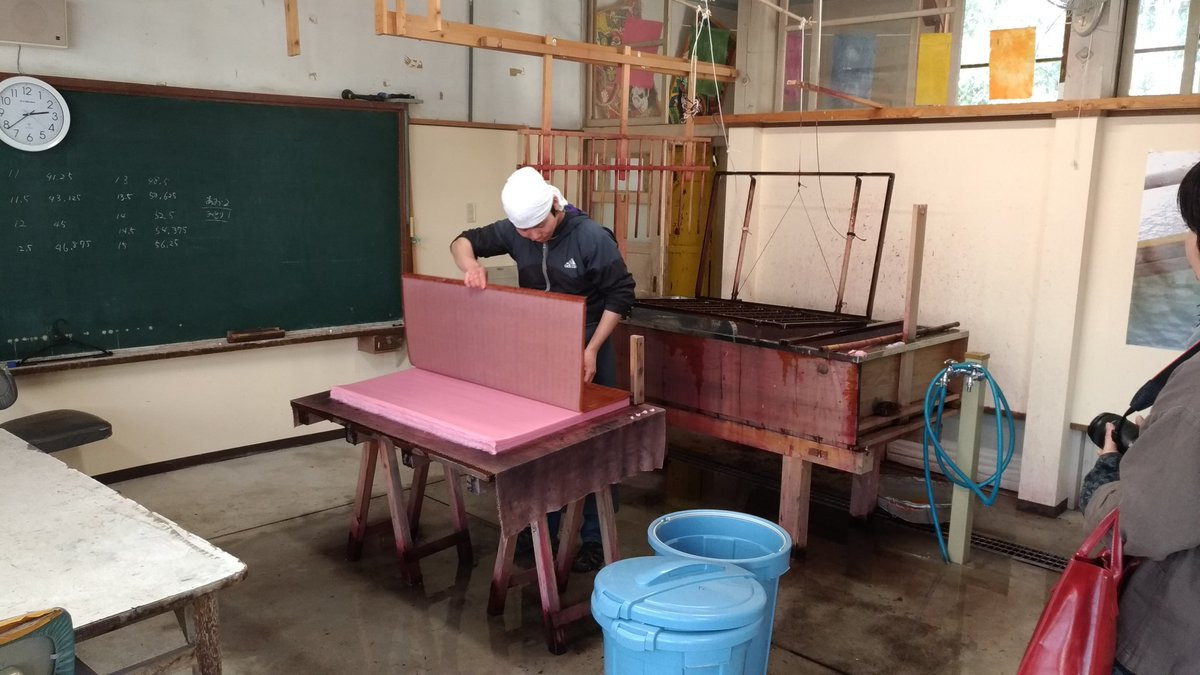 Người thợ có thể nhuộm màu giấy theo yêu cầu của khách hàng.