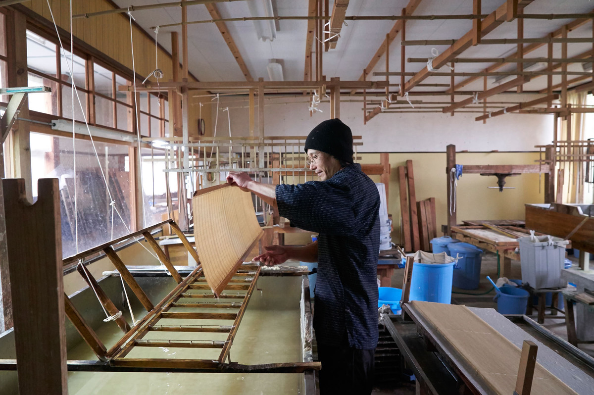 Công đoạn làm giấy trên những cỗ máy thô sơ.