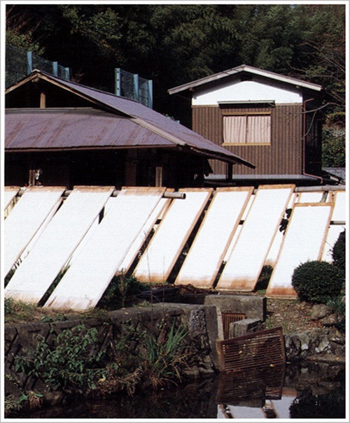 Sau cùng, người ta đem giấy ra phơi ngoài nắng cho khô.