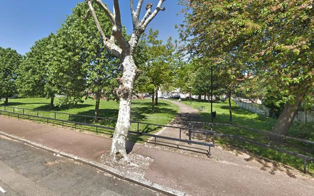 Be gai gao khoc den tim tai o cong vien giua dem lanh gia