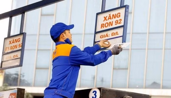 Gia dien dang gay sot, gia xang hom nay lai nguy co tang