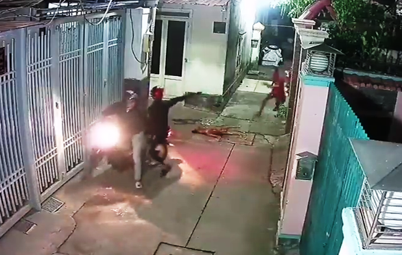 Sau khi bắn gục con chó, tên "cẩu tặc" chĩa súng định bắn luôn chủ nhà. Ảnh cắt từ clip