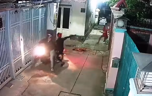Sau khi bắn gục con chó, tên "cẩu tặc" chĩa súng định bắn luôn chủ nhà. Ảnh cắt từ clip