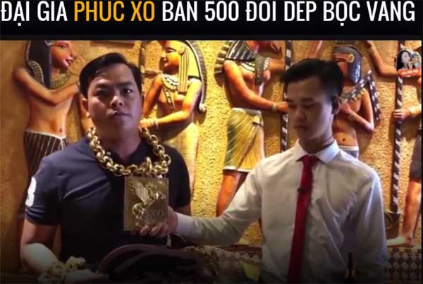 Anh Phúc rao bán 500 đôi dép làm từ da ca sấu, đính vàng với giá 5 triệu đồng/đôi để làm từ thiện. Ảnh: Dân Việt.