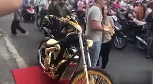 Không chỉ siêu xe mạ vàng, anh Phúc còn mang trên người rất nhiều vàng. Ảnh: Dân Việt.