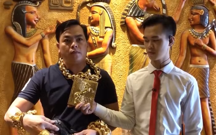 Trong clip rao bán, vị đại gia này đeo khá nhiều trang sức gồm dây chuyền cỡ đại, nhẫn cùng vòng tay vàng. Ảnh: Dân Việt.