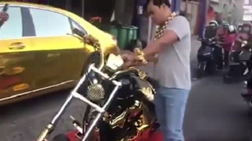 Anh Trần Ngọc Phúc (hay còn gọi là Phúc XO) được biết đến là người đeo vàng nhiều nhất Việt Nam. Ảnh: Dân Việt.