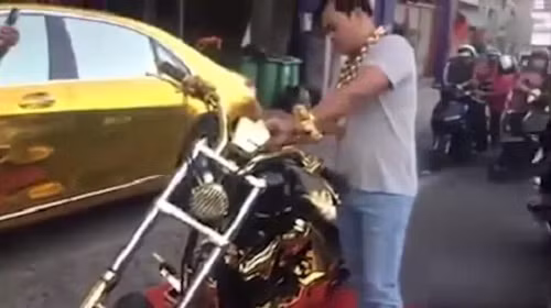 Anh Trần Ngọc Phúc (hay còn gọi là Phúc XO) được biết đến là người đeo vàng nhiều nhất Việt Nam. Ảnh: Dân Việt.