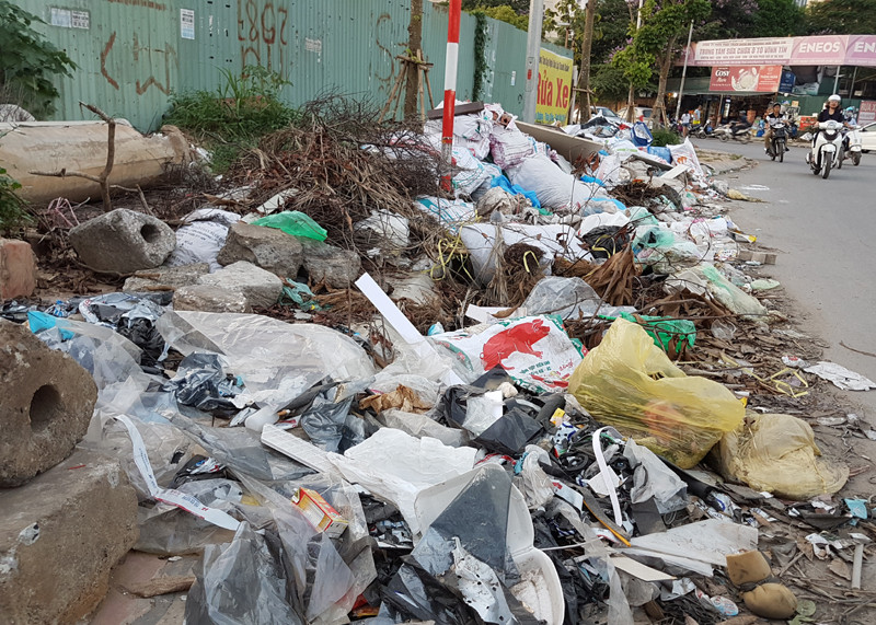 Thực tế, rác thải là một vấn đề nhức nối và bài toán khó giải đáp đối với Hà Nội nhiều năm nay. Ngay cả nhiều khu đô thị, chung cư ở Hà Nội cũng bị tràn ngập rác thải sinh hoạt, rác xây dựng gây ô nhiễm cho người dân. Ảnh: Kinhtedothi.