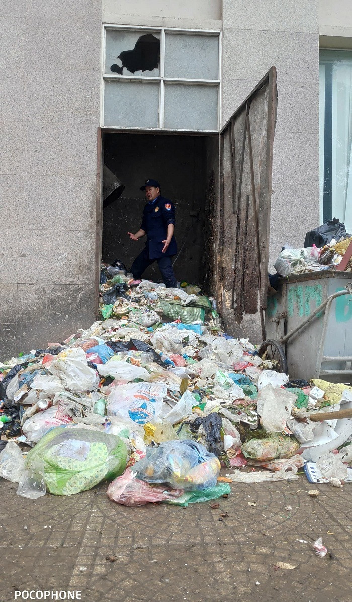 Rác thải thậm chí đã ngập đến cửa xả tầng 7 của tòa nhà. Ảnh: Thuonghieuvaphapluat.