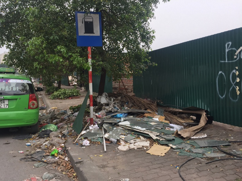 Rác thải vứt bừa bãi, tràn lan trên nhiều tuyến đường, vỉa hè. Ảnh: Baoxaydung. Video: Chế tạo máy bay không người lái từ rác thải. Nguồn: VTC14.