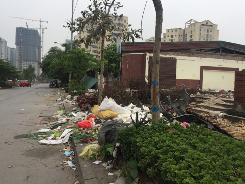 Khu vực này có nhiều dự án thi công được quây tôn kín mít. Việc quản lý vệ sinh môi trường phía bên ngoài dường như bị bỏ ngỏ đã tạo điều kiện cho những người thiếu ý thức thoải mái vứt rác. Ảnh: Baoxaydung.