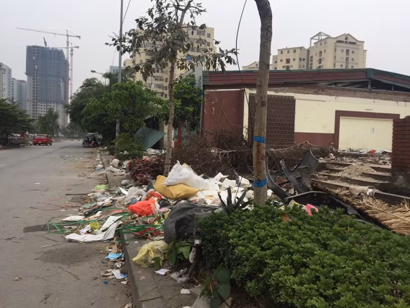 Khu vực này có nhiều dự án thi công được quây tôn kín mít. Việc quản lý vệ sinh môi trường phía bên ngoài dường như bị bỏ ngỏ đã tạo điều kiện cho những người thiếu ý thức thoải mái vứt rác. Ảnh: Baoxaydung.