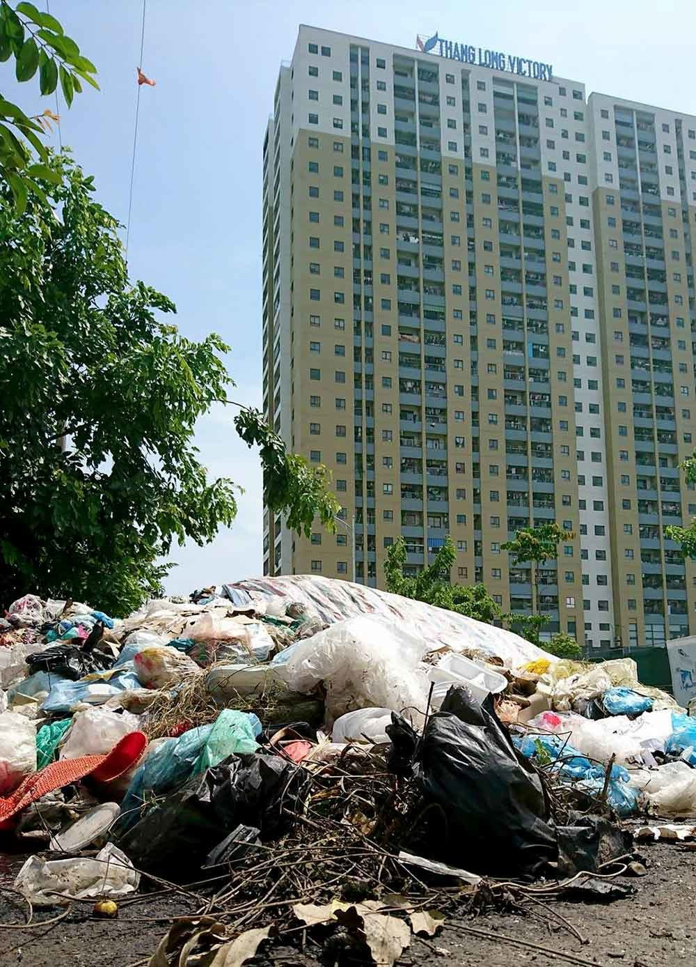 Cũng tại thời điểm tháng 8/2017, chung cư Thăng Long Victory (xã An Khánh, Hoài Đức, Hà Nội) bị chắn ngữ bởi bãi rác thải hôi thối ngay lối vào. Ảnh: Vietnamnet.