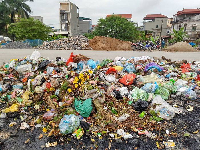 Khối rác thải nằm ngay trên con đường đi lại hàng ngày cư dân khu đô thị Nam An Khánh khiến cuộc sống của cư dân vô cùng khổ sở. Ảnh: Vietq.