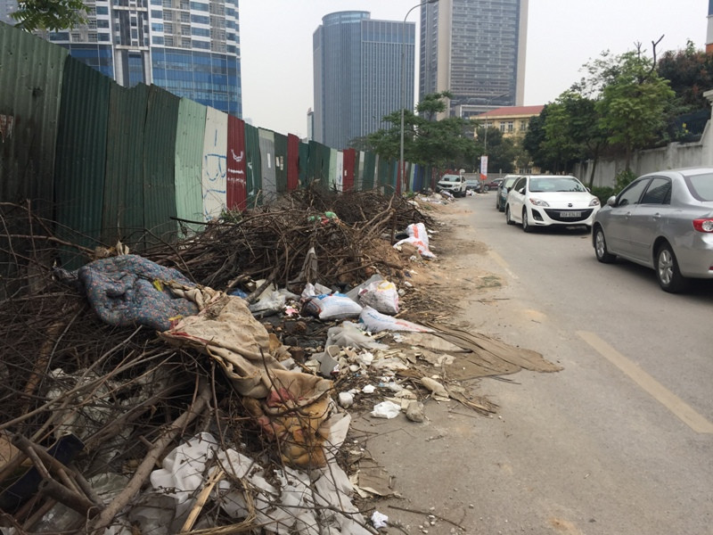 Theo ghi nhận của Báo Xây dựng vào tháng 3/2018, quanh Khu đô thị Nam Trung Yên (Cầu Giấy) tồn tại rất nhiều bãi rác thải sinh hoạt, rác xây dựng. Ảnh: Baoxaydung.
