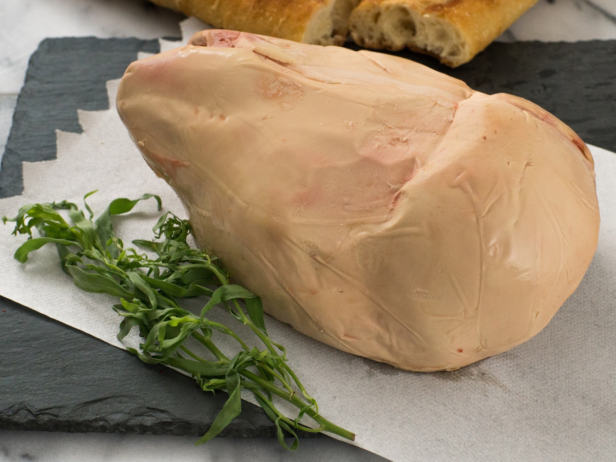 Tuy nhiên, quy trình nuôi ngỗng để lấy gan bị phơi bày đã gây ra làn sóng tranh cãi dữ đội trong dư luận. Ảnh: Debragga.