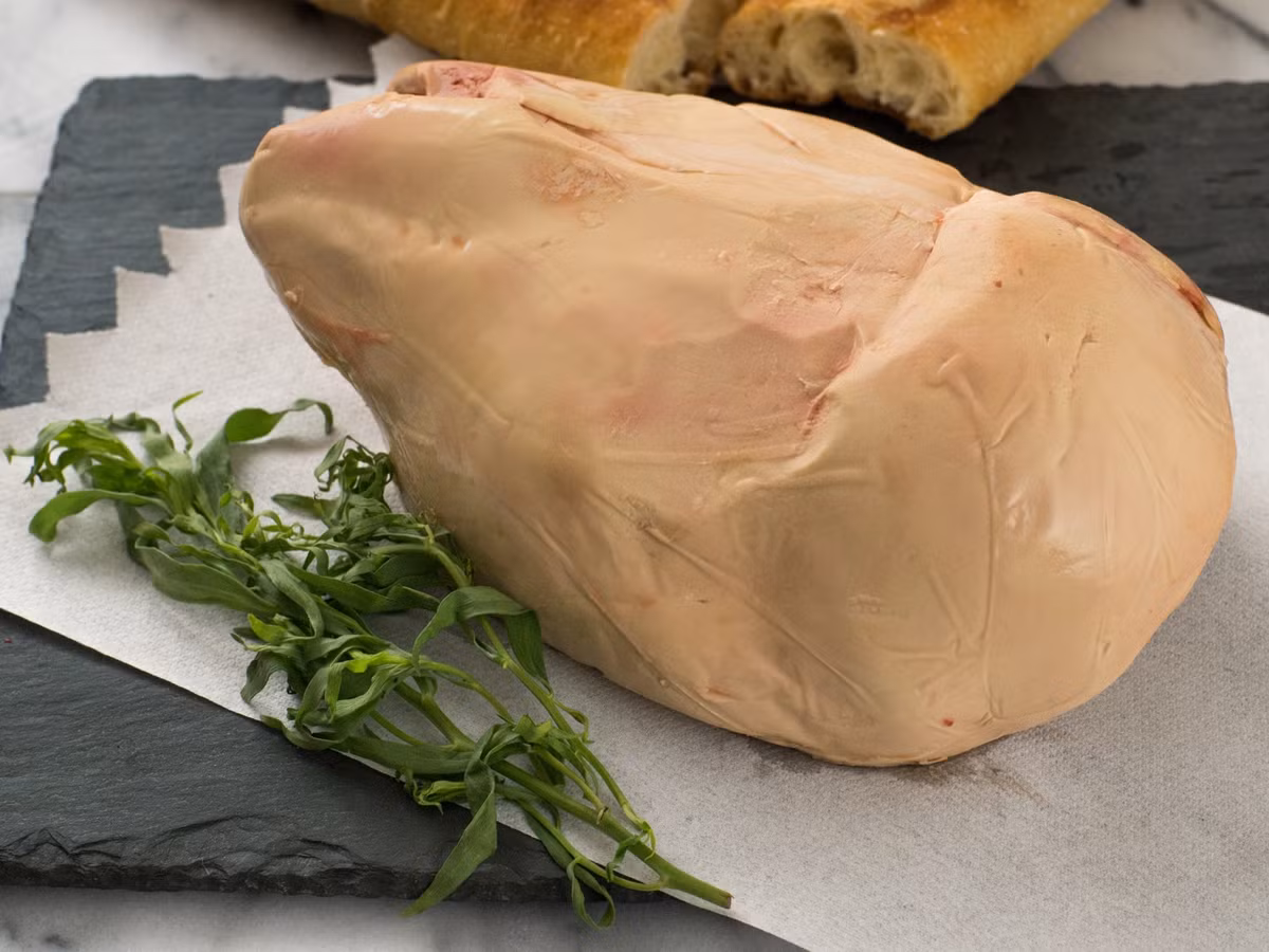 Tuy nhiên, quy trình nuôi ngỗng để lấy gan bị phơi bày đã gây ra làn sóng tranh cãi dữ đội trong dư luận. Ảnh: Debragga.