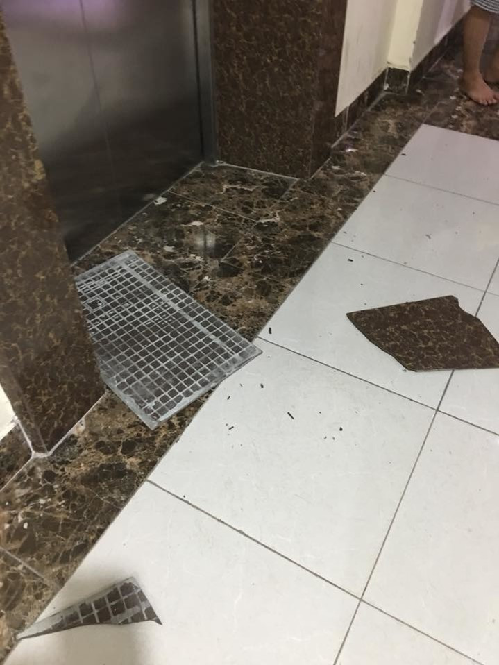 Gạch rơi khiến cháu bé này phải khâu 3 mũi vì vết thương hở dài 6cm. Ảnh: Moitruongvadothi. Video: Bé trai rơi từ tầng 11 chung cư. Nguồn: VTC14.