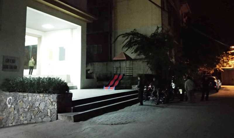 Vụ việc dường như là một hồi chuông cảnh tỉnh về tình trạng đáng báo động "vật thể bay" rơi từ trên cao xuống tại các khu chung cư. Ảnh: Plo.