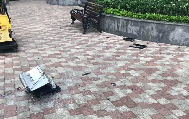 Tháng 5/2019, sự việc một chiếc lò nướng bay từ tầng 38 của một chung cư trên địa bàn quận Bình Thạnh, TP HCM xuống đường khiến nhiều người bức xúc. Ảnh: Giadinhxahoi.