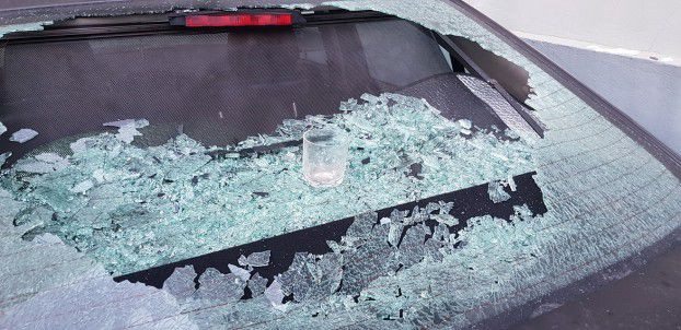 Tại khu chung cư ở Bắc Linh Đàm sáng ngày 15/10/2018, một chiếc cốc rơi từ tầng 11 của một căn hộ nào đó làm vỡ nát kính xe sau của chiếc xe ô tô đỗ bên dưới. Ảnh: Lê Phương/Facebook.