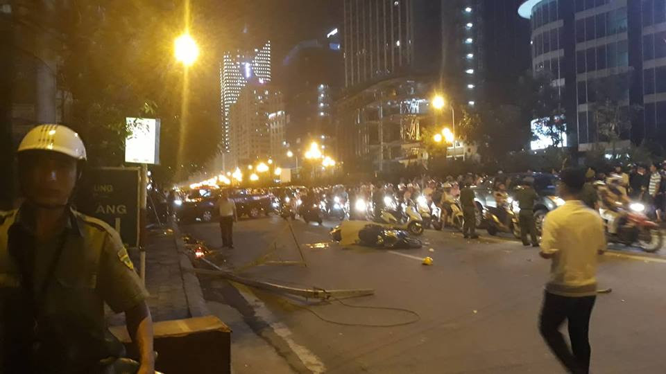 Trước đó, khoảng 18h ngày 27/9/2018, trên đường Lê Văn Lương đoạn ngã tư giao Hoàng Ngân (phường Nhân Chính, Thanh Xuân) một hộp gỗ lớn và cột sắt đã rơi từ 1 tòa chung cư khiến 1 phụ nữ tử vong. Ảnh: Người đưa tin.