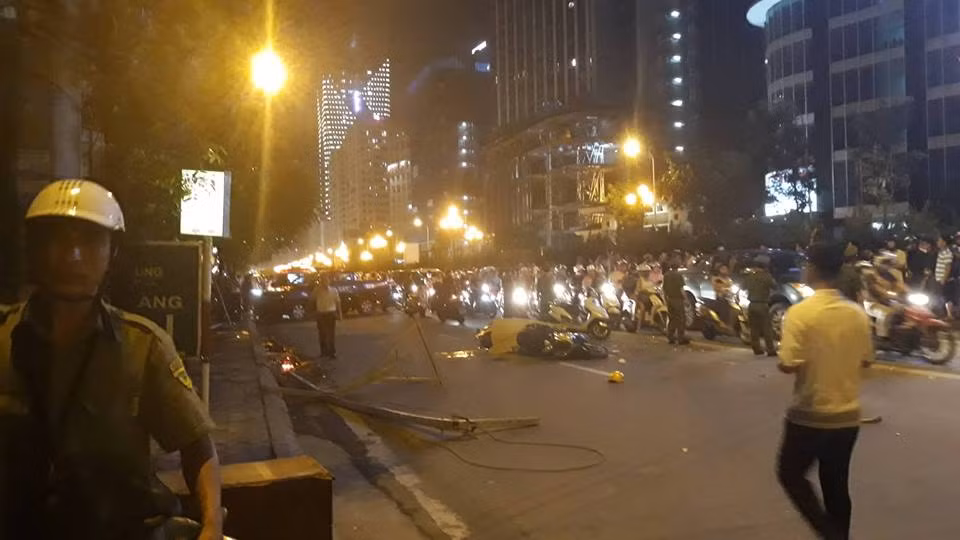 Trước đó, khoảng 18h ngày 27/9/2018, trên đường Lê Văn Lương đoạn ngã tư giao Hoàng Ngân (phường Nhân Chính, Thanh Xuân) một hộp gỗ lớn và cột sắt đã rơi từ 1 tòa chung cư khiến 1 phụ nữ tử vong. Ảnh: Người đưa tin.