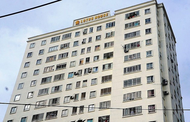 Cuối tháng 12/2018, dư luận cả nước hoang mang trước vụ bé trai ba tuổi đang chơi tại khu trò chơi cầu trượt ở sân chung cư Lotus House (TP Vinh, Nghệ An) thì bị vữa bê tông rơi xuống trúng đầu, tử vong. Ảnh: Tiền phong.