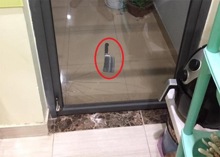 Gần đây nhất, tối 26/7, anh Phan Thanh H., sống tại một căn hộ tầng 8 tòa Trung - Rice City Tây Nam Linh Đàm, Hoàng Mai (Hà Nội) phát hiện một con dao chặt rơi ngoài ban công nhà mình. Do rơi từ trên cao xuống, con dao đã làm nứt toác cánh cửa bếp. Ảnh: Gia Đạt.