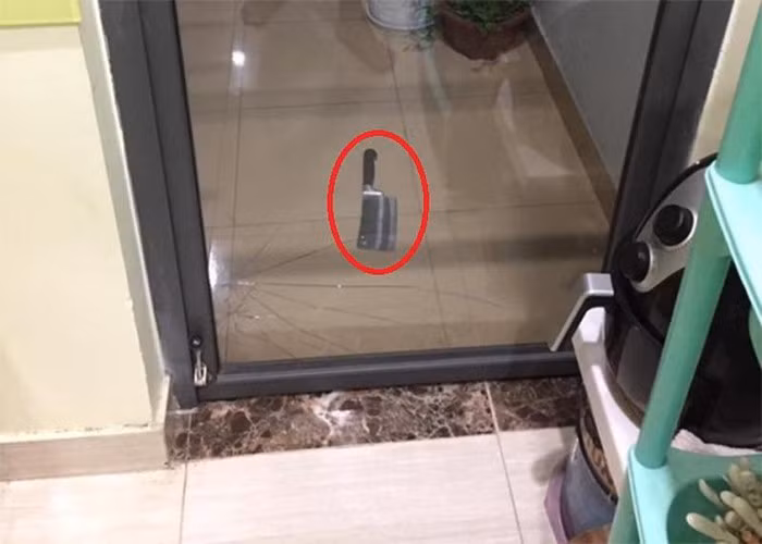 Gần đây nhất, tối 26/7, anh Phan Thanh H., sống tại một căn hộ tầng 8 tòa Trung - Rice City Tây Nam Linh Đàm, Hoàng Mai (Hà Nội) phát hiện một con dao chặt rơi ngoài ban công nhà mình. Do rơi từ trên cao xuống, con dao đã làm nứt toác cánh cửa bếp. Ảnh: Gia Đạt.