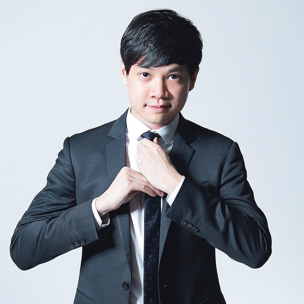 Sau khi tốt nghiệp đại học Melbourne (Úc) và về nước vào năm 2011, Nguyễn Trung Tín bắt đầu làm việc từ vị trí nhân viên marketing tập sự tại Trung Thủy group. Sau một thời gian, anh tự khởi nghiệp thành công với các nhà hàng và quán bar.