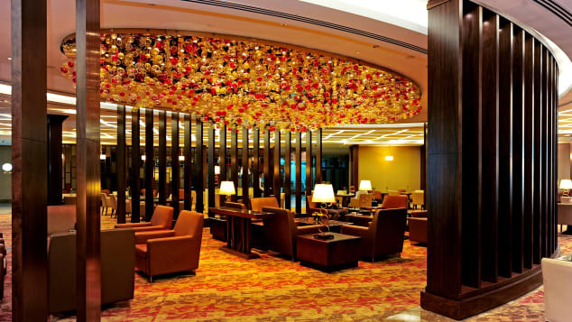 Với thiết kế đài phun nước mini, lát đá cẩm thạch, một khu nghỉ yên tĩnh và khu dành riêng cho trẻ em, phòng hạng nhất của Emirates được đánh giá là sang trọng bậc nhất Dubai.