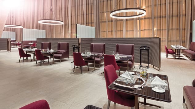 Phòng chờ hạng nhất của Qatar Airways Al Safwa tại Sân bay Quốc tế Doha tràn ngập ánh sáng như một bảo tàng mini. Khách cũng có thể sử dụng các dịch vụ như spa, rạp chiếu phim.