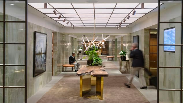 Tại sân bay Hong Kong, phòng chờ của Cathay Pacific được trang bị nhiều ghế bành mềm mại, khu vực mát xa truyền thống và quầy bar tròn tuyệt đẹp.