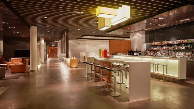 Nằm trong một nhà liền kề với sân bay chính tại Frankfurt, phòng chờ hạng nhất Lufthansa thiết kế hiện đại với sàn đá, tường gỗ và có nhân viên an ninh riêng.