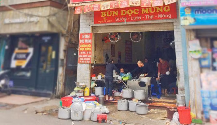 Quán bún dọc mùng của bà Thảo trên phố Ngô Sĩ Liên được biết đến với tên " bún chửi". Thế nhưng, quán lúc nào cũng nườm nượp khách.