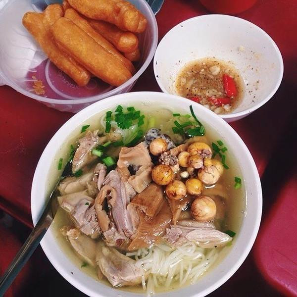 Bát bún ở đây được chủ quán tỉ mỉ trong từng chi tiết, từ nước dùng ninh bằng xương ngan và nấm khô dậy hương, cho đến miếng ngan béo, mềm. Mỗi bát có giá từ 30.000 - 50.000 đồng.